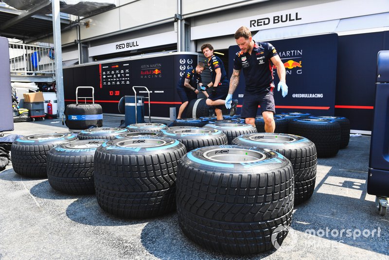 Механики Red Bull Racing и шины Pirelli
