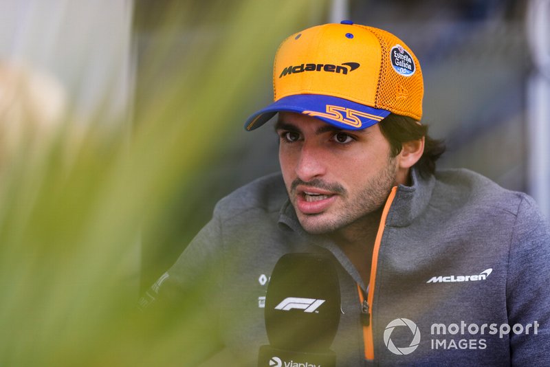 Carlos Sainz Jr., McLaren parle avec les médias