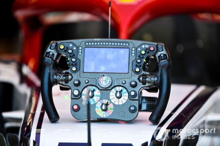 Un volante de un Alfa Romeo Racing C38 de Antonio Giovinazzi