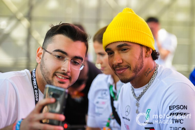 Lewis Hamilton, Mercedes AMG F1, posa per un selfie