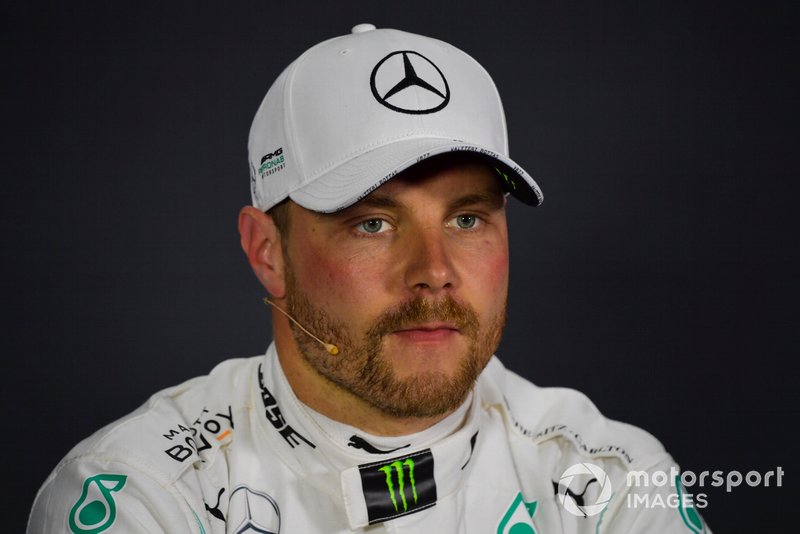 Il poleman Valtteri Bottas, Mercedes AMG F1, durante la conferenza stampa