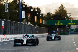 Lewis Hamilton, Mercedes AMG F1 W10 en Polesitter Valtteri Bottas, Mercedes AMG W10