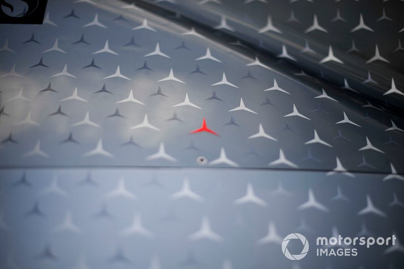 Bintang Merah untuk Niki Lauda pada mobil Mercedes AMG F1 W10
