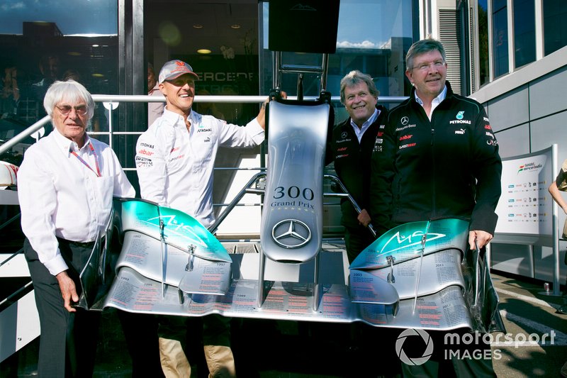 Michael Schumacher, Mercedes AMG'nin 300. startı ve Bernie Ecclestone, CEO, FOM, Norbert Haug, Vice President, Mercedes-Benz High Performance Engines and Ross Brawn, Team Principal, Mercedes AMG F1