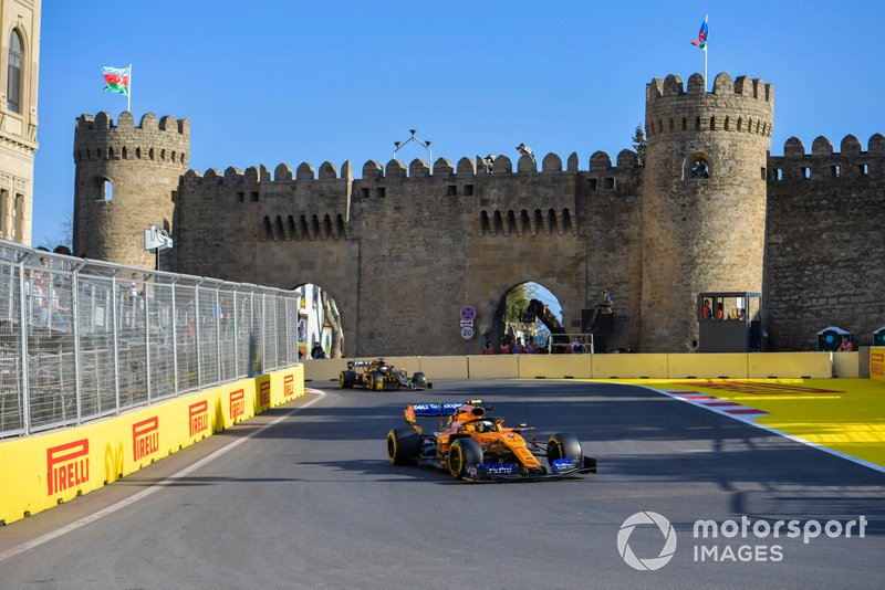 Carlos Sainz Jr., McLaren MCL34, devant Romain Grosjean, Haas F1 Team VF-19