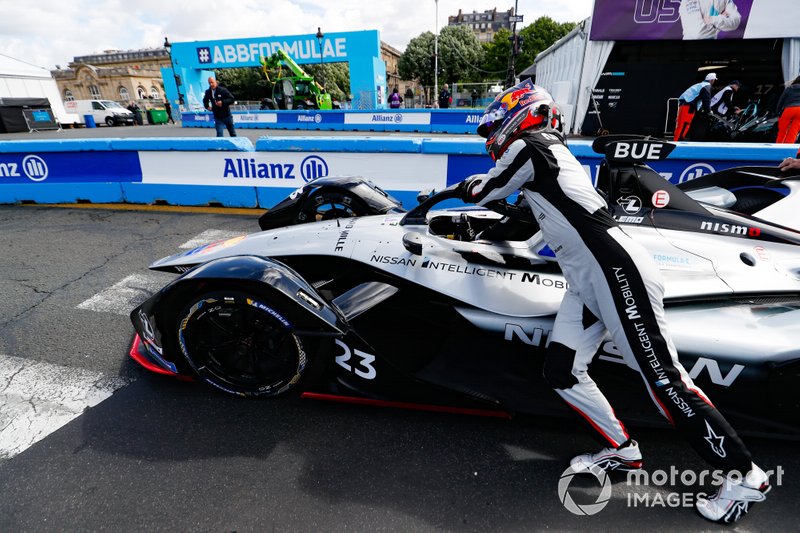Sébastien Buemi, Nissan e.Dams, pushes his Nissan IMO1