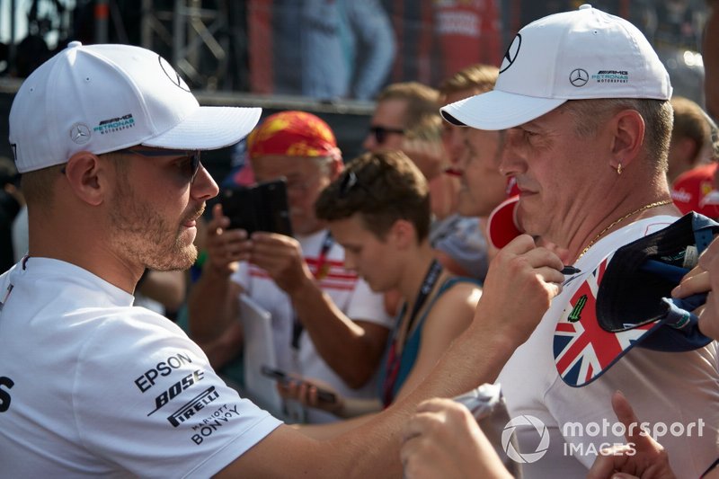 Valtteri Bottas, Mercedes AMG F1 signs a autograph for a fan 