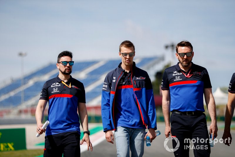 Daniil Kvyat, Toro Rosso walks the track
