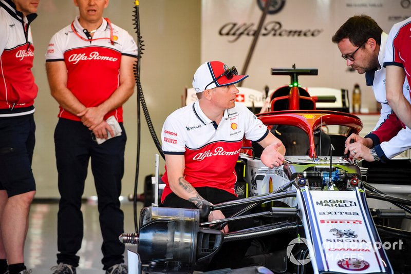 Kimi Raikkonen, Alfa Romeo Racing talking with engineer