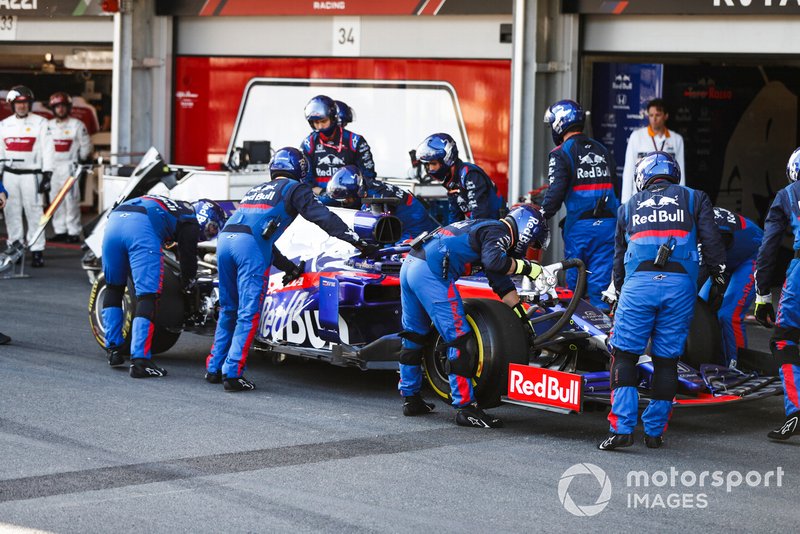 Daniil Kvyat, Toro Rosso STR14, tersingkir dari balapan