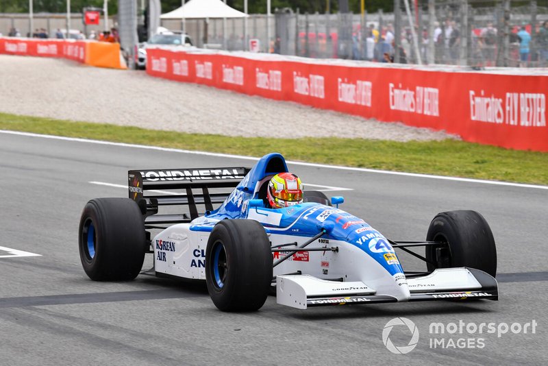 James Calado teste une 1995 Tyrrell 023 Yamaha