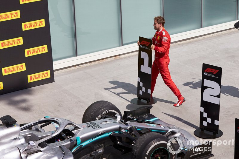 Sebastian Vettel, Ferrari, 2º lugar, cambia los letreros de posición en protesta por una penalización que le costó la victoria.