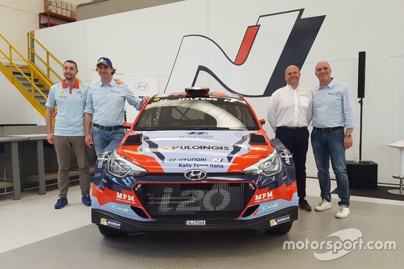 Il pilota Umberto Scandola e Riccardo Scandola, capo di S.A. Motorsport
