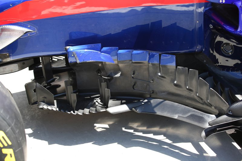 Toro Rosso STR14: Seitliche Windabweiser