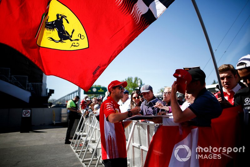 Sebastian Vettel, Ferrari SF90 signe un autographe pour un fan