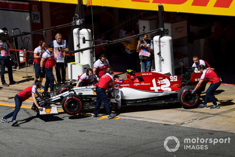 Antonio Giovinazzi, Alfa Romeo Racing C38, is returned to the garage