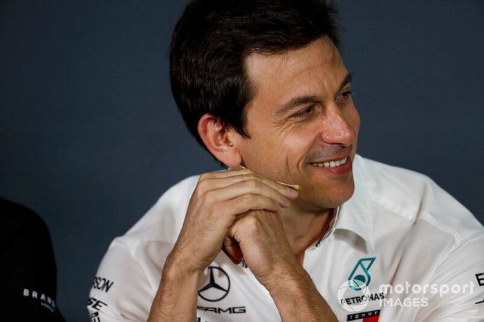 Toto Wolff, Director Ejecutivo (Negocios), Mercedes AMG, en la Conferencia de Prensa de los Directores de Equipo