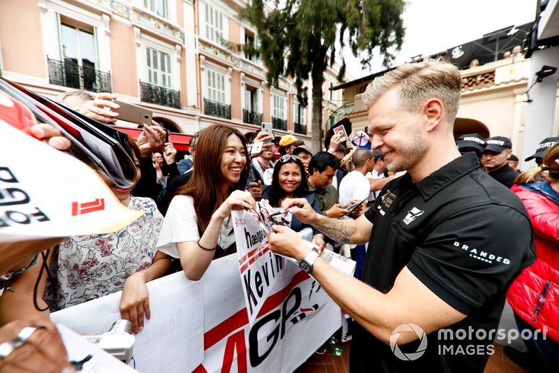 Kevin Magnussen, Haas F1 signs a autograph for a fan