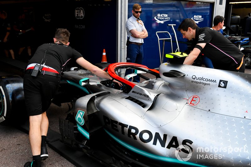 El dispositivo de seguridad Halo del Mercedes AMG F1 W10 pintado de rojo en honor a Niki Lauda