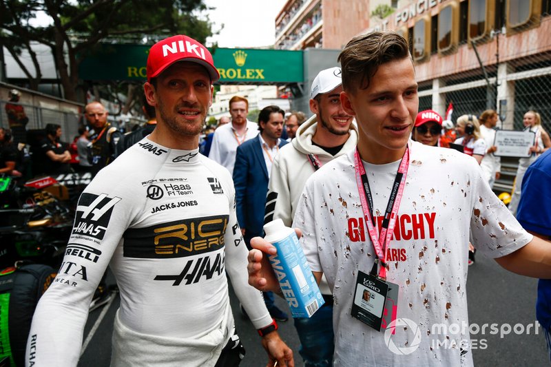Romain Grosjean, Haas F1, con el piloto de MotoGP <b>Fabio Quartararo</b>