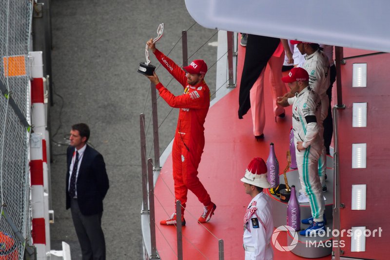 Sebastian Vettel, Ferrari, seconda posizione, solleva il suo trofeo
