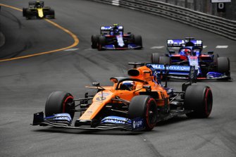 Carlos Sainz Jr., McLaren MCL34, voor Daniil Kvyat, Toro Rosso STR14, en Alexander Albon, Toro Rosso STR14