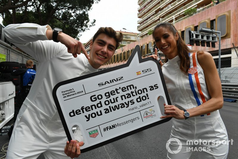 "¡Ve a por ellos! ¡Defiende tu país como siempre haces!" (para Carlos Sainz)