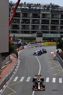 Max Verstappen, Red Bull Racing RB15, voor Alexander Albon, Toro Rosso STR14
