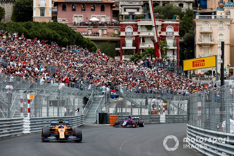 Carlos Sainz Jr., McLaren MCL34, precede Daniil Kvyat, Toro Rosso STR14