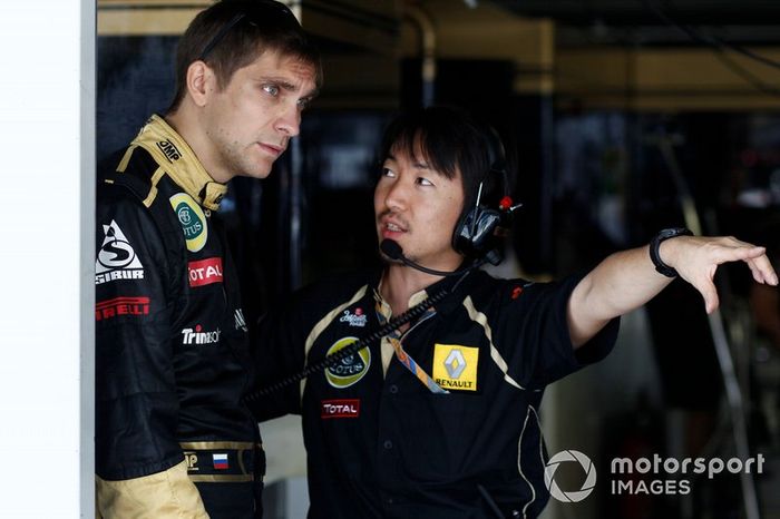Vitaly Petrov, Lotus Renault F1 Team, con Ayao Komatsu, Ingeniero de Carreras, Lotus Renault GP