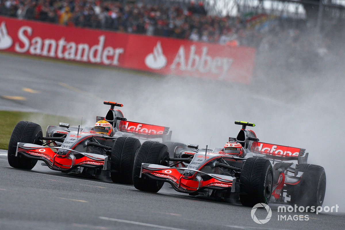 Heikki Kovalainen, McLaren MP4-23 Mercedes battles with Lewis Hamilton, McLaren MP4-23 Mercedes