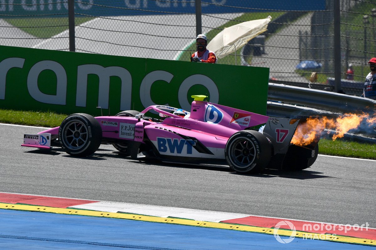 El coche de Giuliano Alesi, HWA Racelab, en llamas