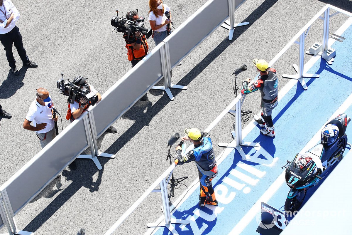 John McPhee, SIC Racing Team, Andrea Migno, Sky Racing Team VR46 en parc ferme