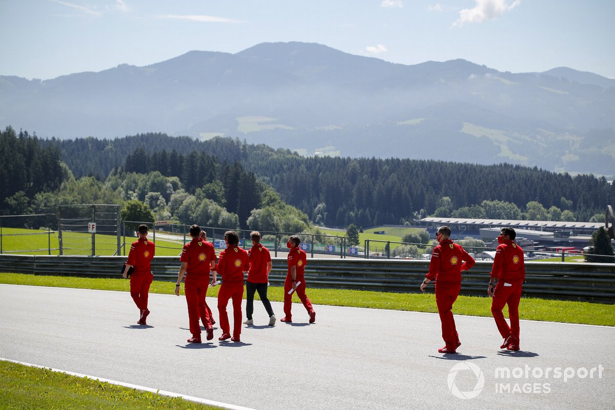 Sebastian Vettel, Ferrari, cammina lungo il tracciato