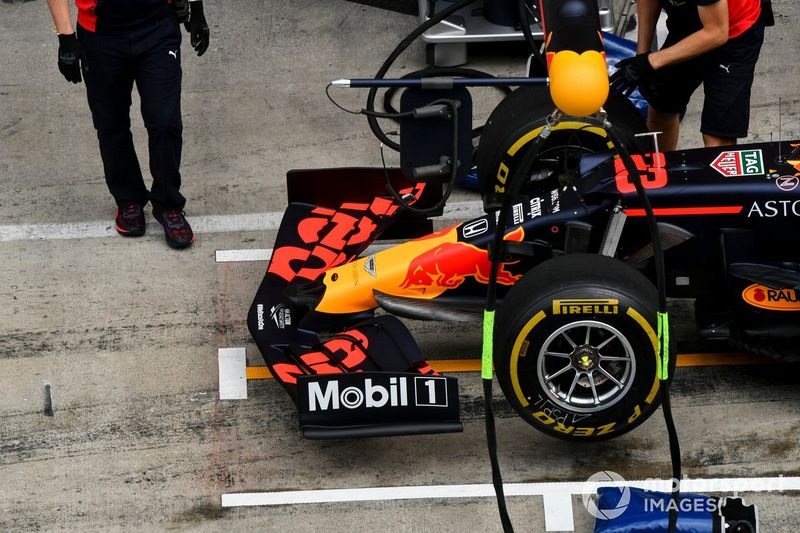 Alerón delantero del coche de Alex Albon, Red Bull Racing RB16 