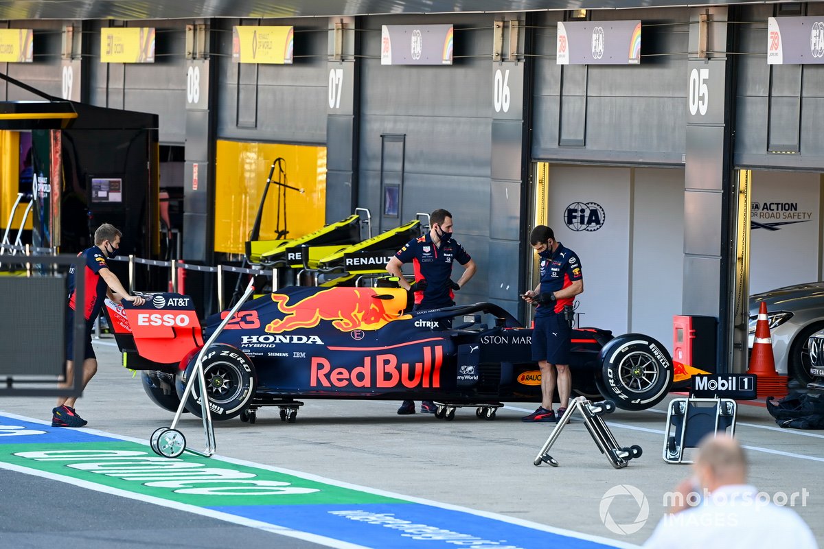 Mechanics with the car of Alex Albon, Red Bull Racing RB16