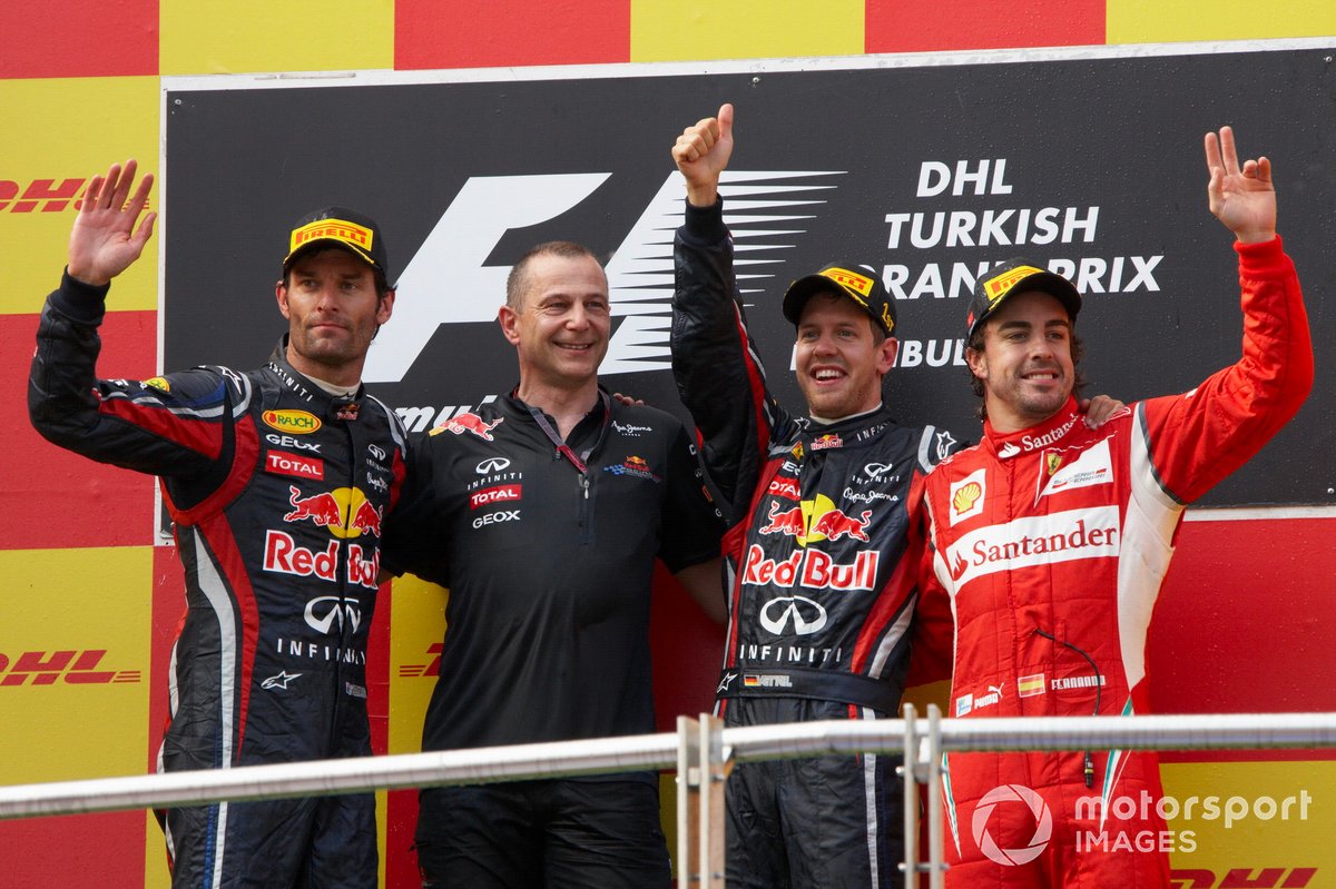 Mark Webber, 2nd position, chief engineer Mark Ellis, Sebastian Vettel, 1st position, and Fernando Alonso, 3rd position, on the podium