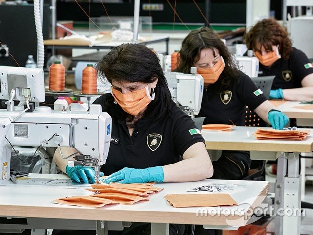 Le mascherine prodotte dalla Lamborghini per l'Ospedale Sant'Orsola di Bologna