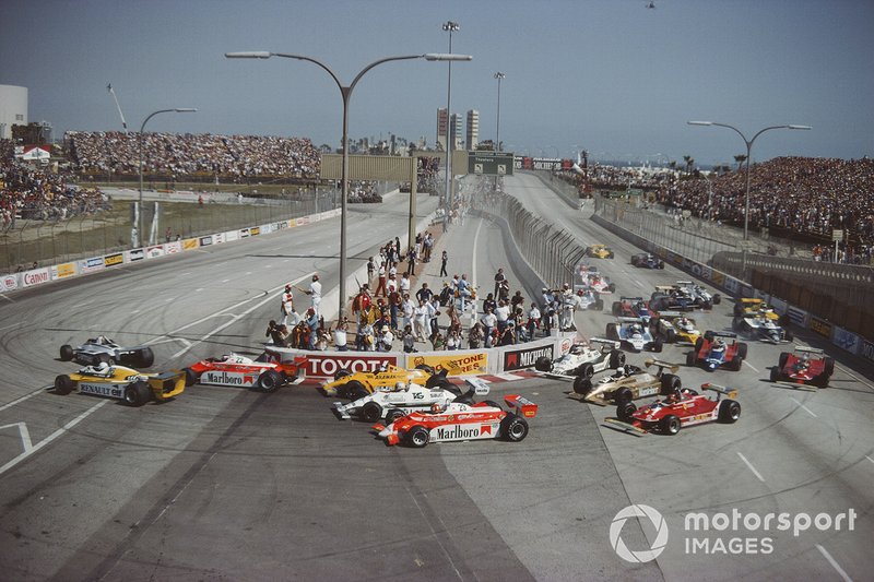 Nelson Piquet, Brabham BT49 Ford, leads from René Arnoux, Renault RE20, Patrick Depailler, Alfa Romeo 179, Jan Lammers, ATS D4 Ford, Alan Jones, Williams FW07B Ford, and Bruno Giacomelli, Alfa Romeo 179, at the start while further back Mario Andretti, Lotus 81 Ford, and Jean-Pierre Jarier, Tyrrell 010 Ford, make contact