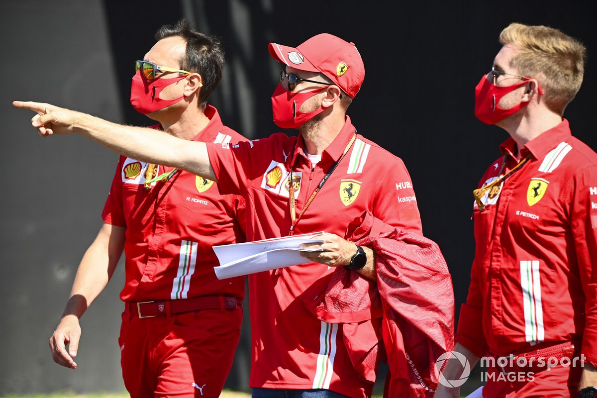 Sebastian Vettel, Ferrari passeggia sulla pista con i suoi ingegneri