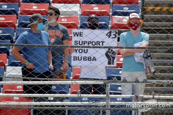 Fans muestran apoyo a Darrell Wallace Jr.