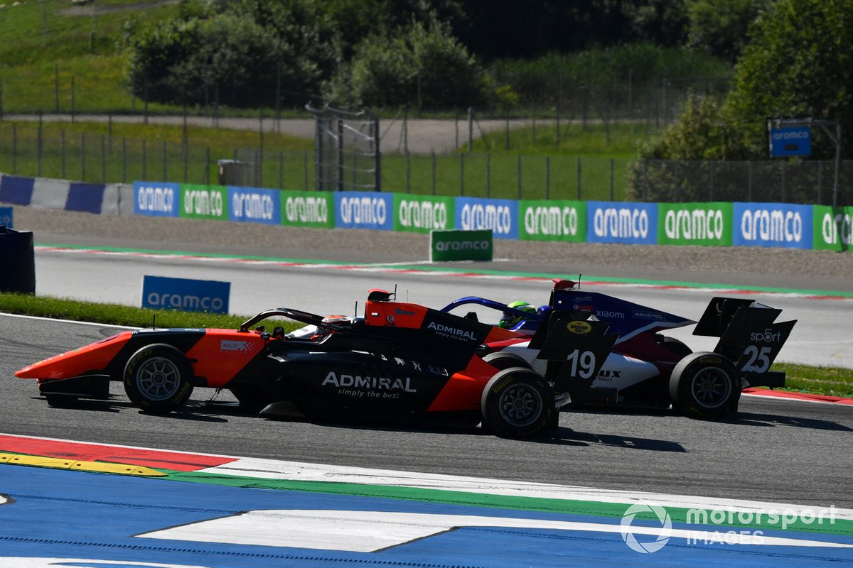 Lukas Dunner, MP Motorsport, precede David Schumacher, Charouz Racing System