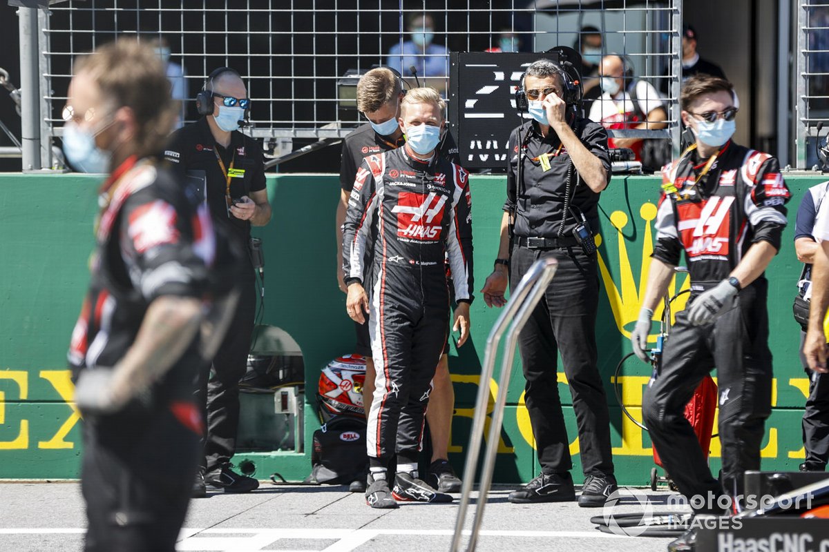 Kevin Magnussen, Haas F1, y Guenther Steiner, director del equipo Haas F1, en la parrilla