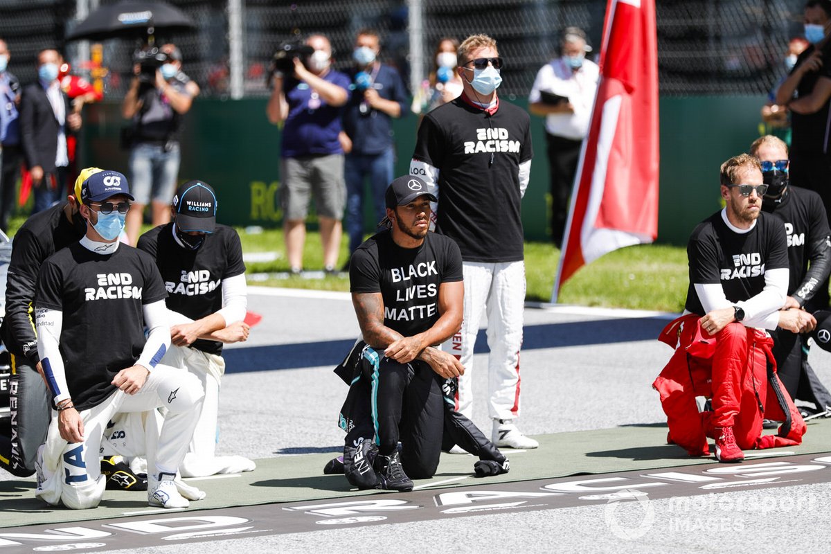Nicholas Latifi, Williams Racing, George Russell, Williams Racing, Lewis Hamilton, Mercedes-AMG Petronas F1, Sebastian Vettel, Ferrari, arrodillados en apoyo de la campaña Black Lives Matter
