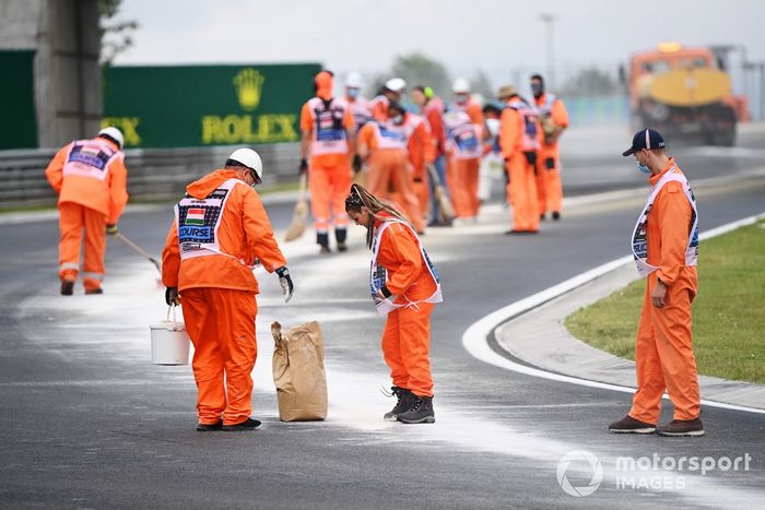 Los comisarios limpian la pista del Hungaroring tras varios incidentes