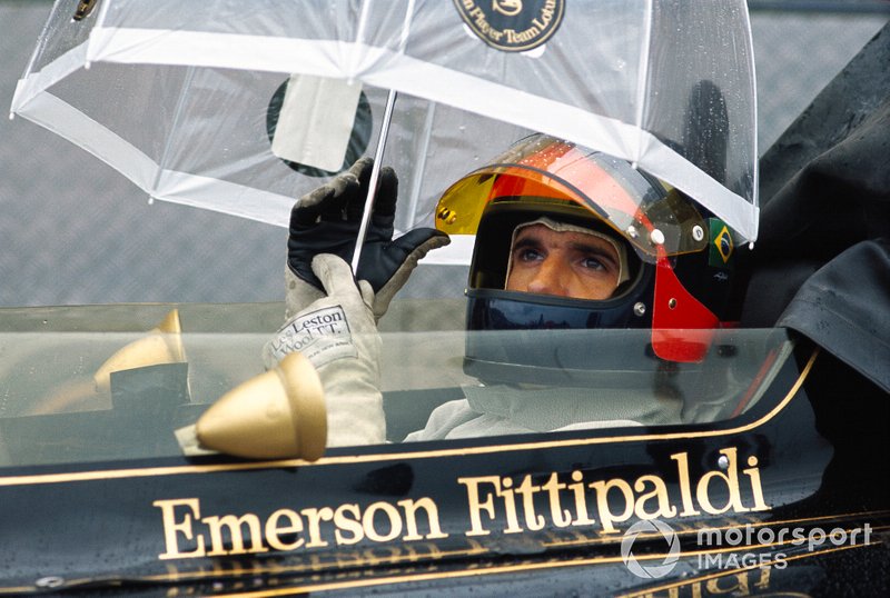 Emerson Fittipaldi, Lotus 72D Ford, waits in the pits