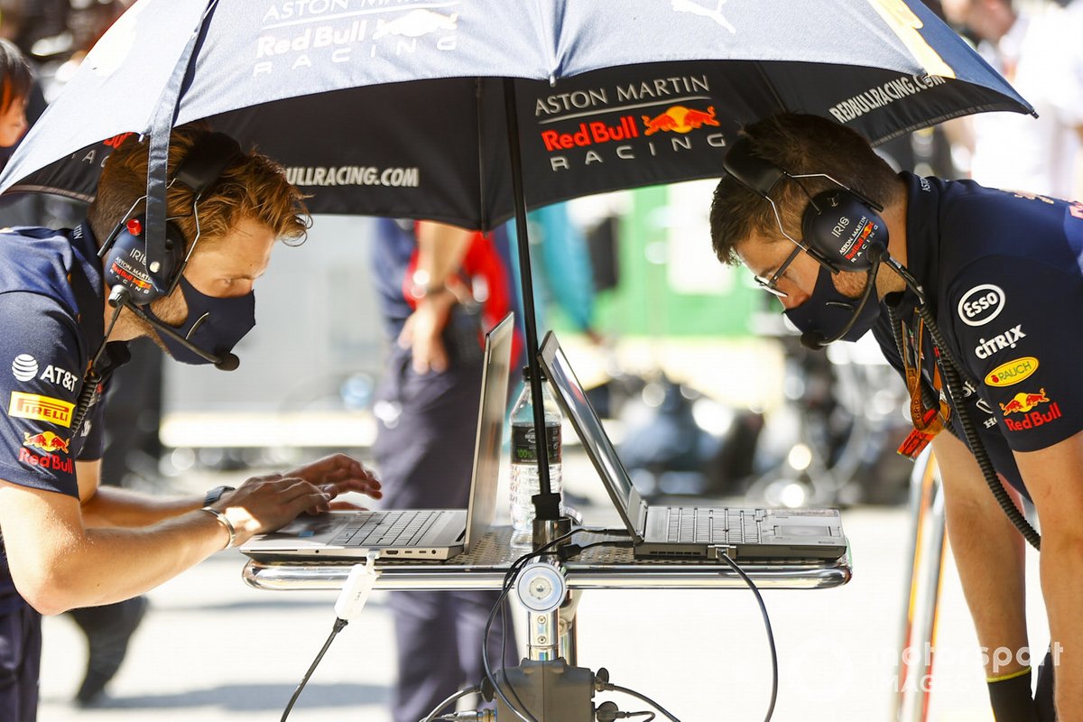 Los ingenieros de Red Bull trabajan