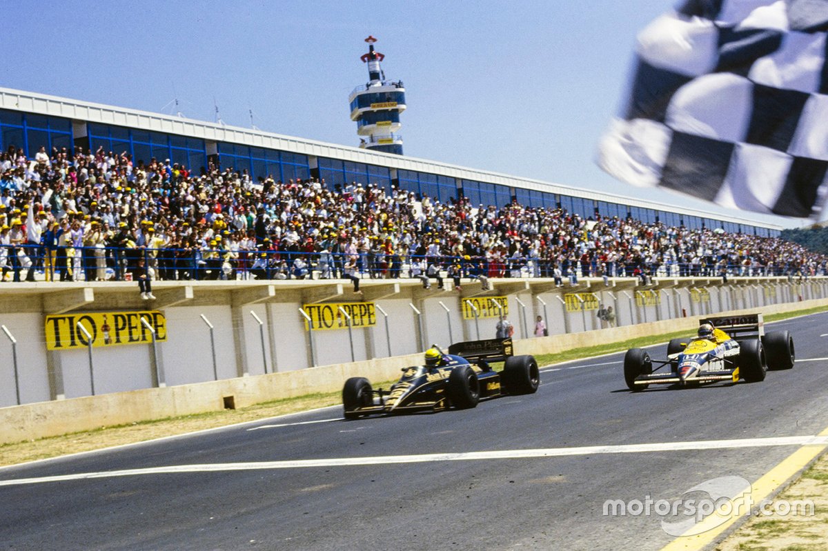 Ayrton Senna, Lotus Renault cruza la línea de meta para ganar la carrera por 0.014s delante de Nigel Mansell, Williams FW11