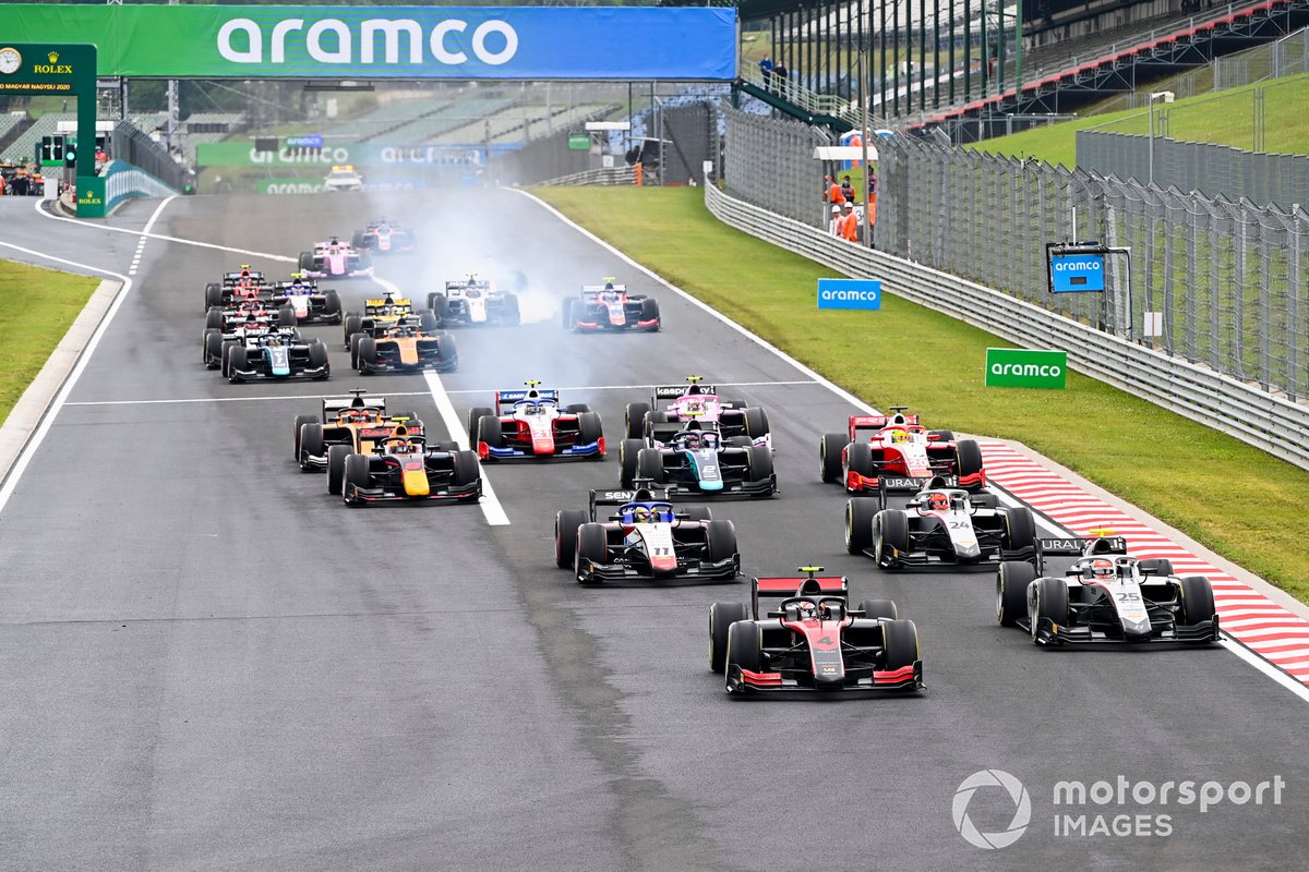 Callum Ilott, UNI-Virtuosi por delante de Luca Ghiotto, Hitech Grand Prix y Louis Deletraz, Charouz Racing System al inicio de la carrera