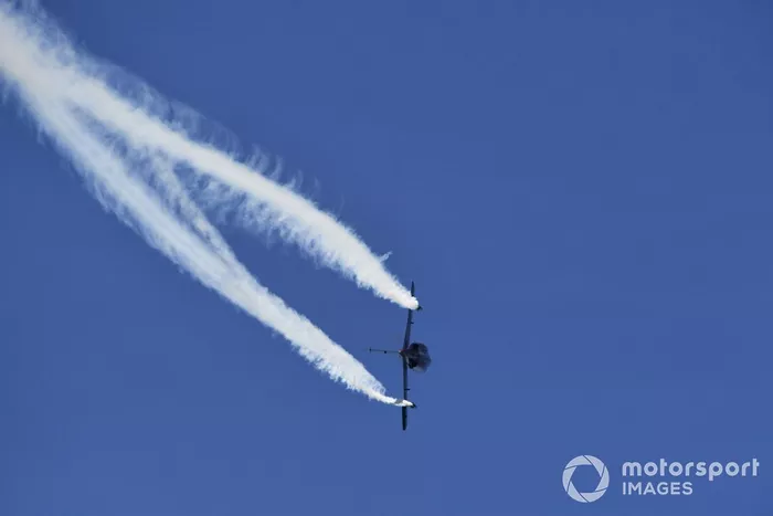 Un Alpha Jet pasa por el circuito